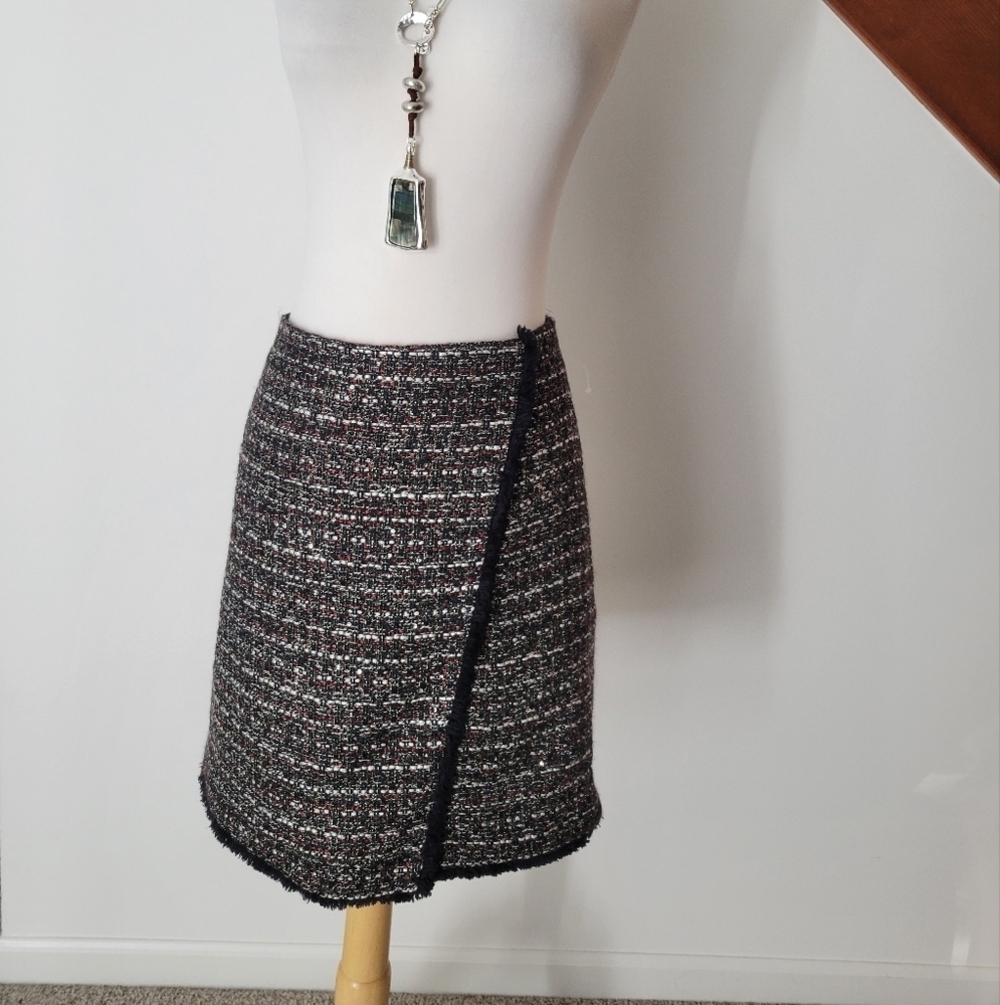 LOFT Womens A Line Skirt sz 10 Black White Red Tweed Lined Zipper Closure
